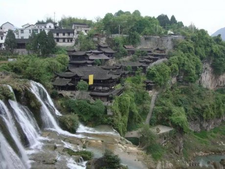 一座掛在瀑布上的古鎮(zhèn)，水靈地靈芙蓉鎮(zhèn)