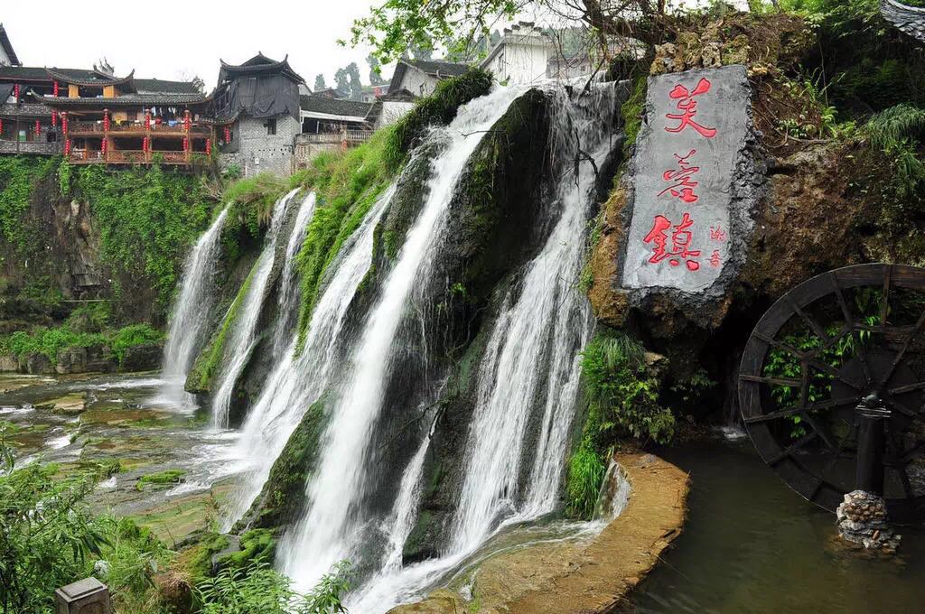 一座掛在瀑布上的古鎮(zhèn)，水靈地靈芙蓉鎮(zhèn)