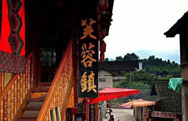 一座掛在瀑布上的古鎮(zhèn)，水靈地靈芙蓉鎮(zhèn)