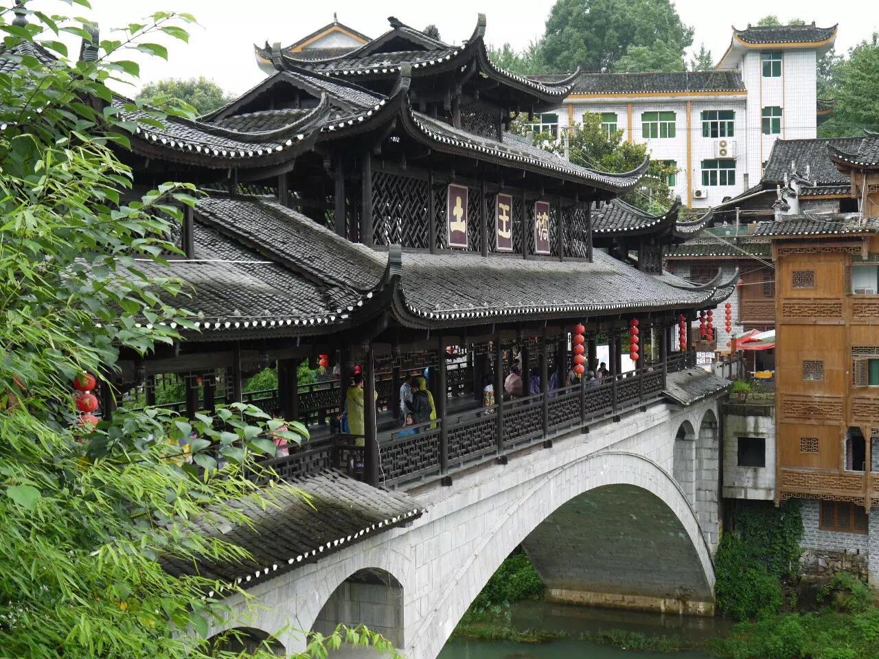 一座掛在瀑布上的古鎮(zhèn)，水靈地靈芙蓉鎮(zhèn)