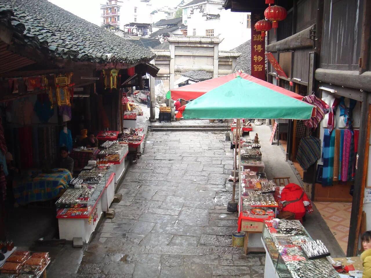 一座掛在瀑布上的古鎮(zhèn)，水靈地靈芙蓉鎮(zhèn)