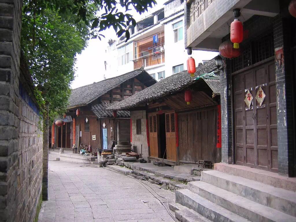 一座掛在瀑布上的古鎮(zhèn)，水靈地靈芙蓉鎮(zhèn)
