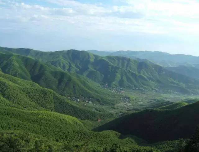 木葉夏民宿，云天收夏色木葉動秋聲