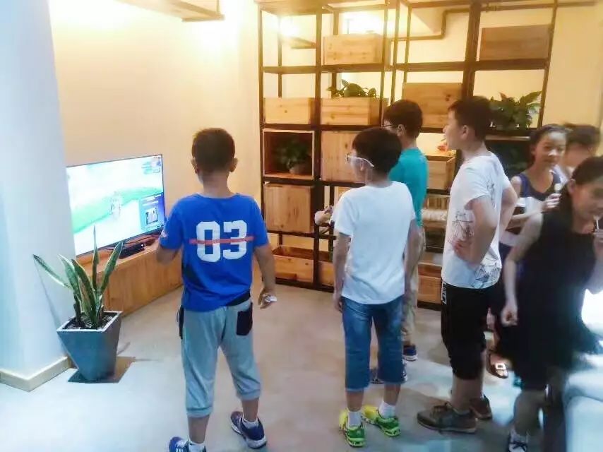 木葉夏民宿，云天收夏色木葉動(dòng)秋聲