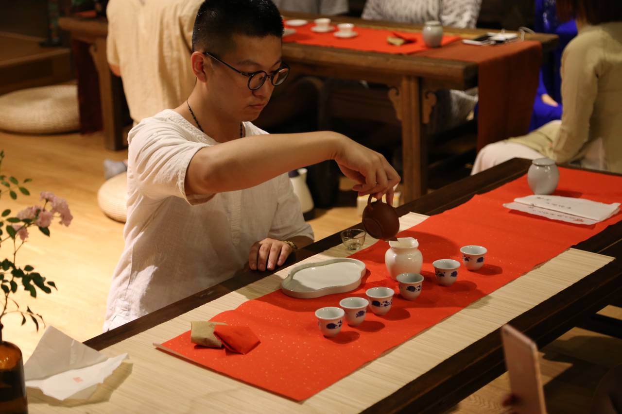 塘棲古鎮(zhèn)小茶姑娘，古鎮(zhèn)溪邊沐浴清風(fēng)滌蕩心靈