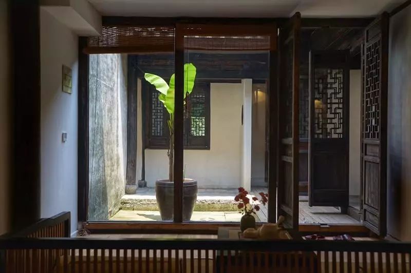 塘棲古鎮(zhèn)小茶姑娘，古鎮(zhèn)溪邊沐浴清風(fēng)滌蕩心靈