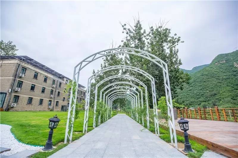 北京金岳臺(tái)溫泉酒店，承載著上個(gè)世紀(jì)的老磚樓