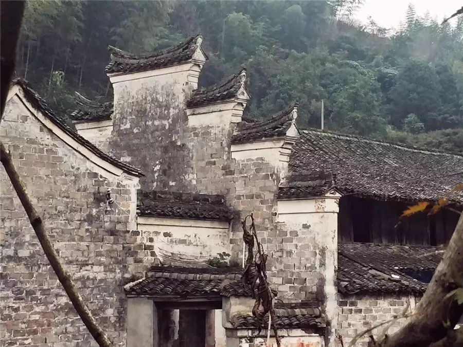 棲霞山居，溪流環(huán)繞在古村落捕魚看霞光