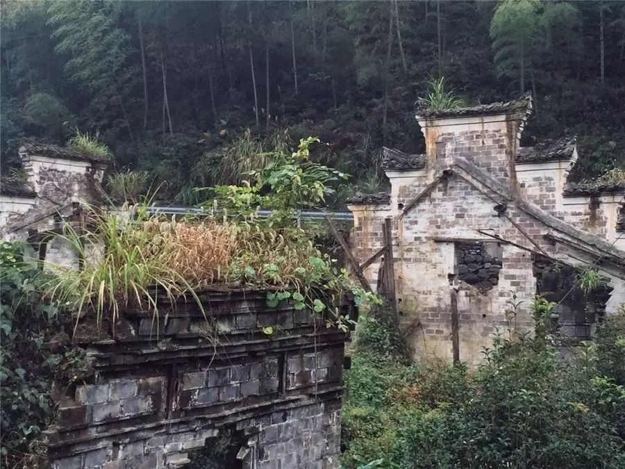 棲霞山居，溪流環(huán)繞在古村落捕魚看霞光