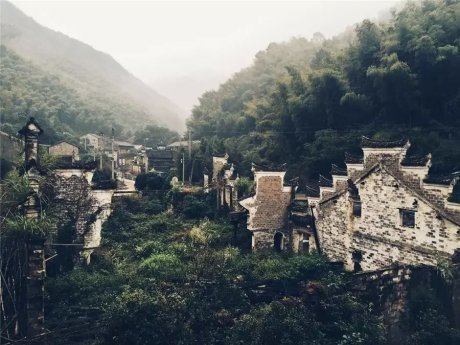 棲霞山居，溪流環(huán)繞在古村落捕魚(yú)看霞光