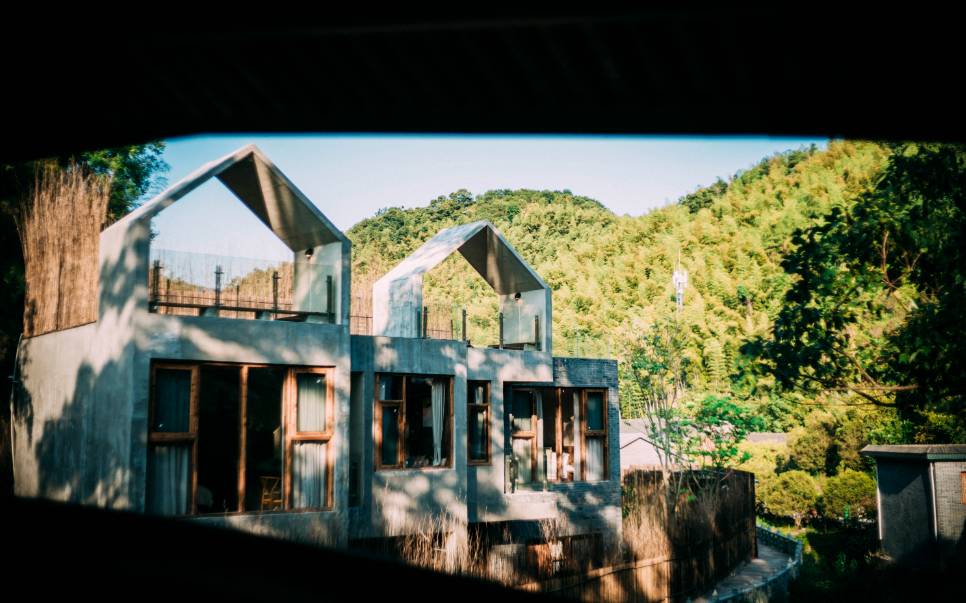 棲霞山居,溪流環(huán)繞在古村落捕魚看霞光