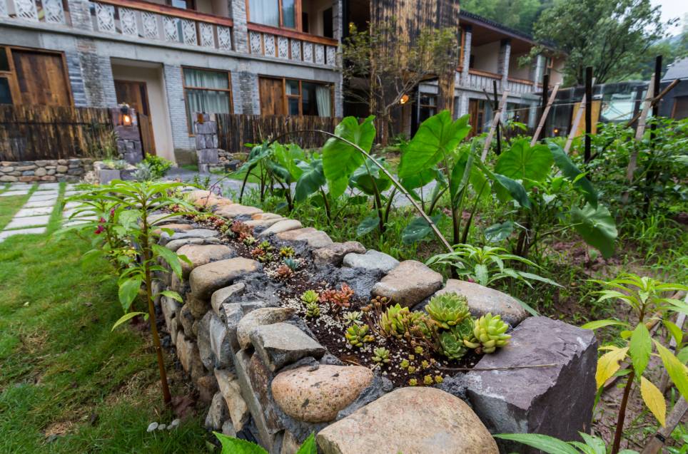 棲霞山居，溪流環(huán)繞在古村落捕魚看霞光