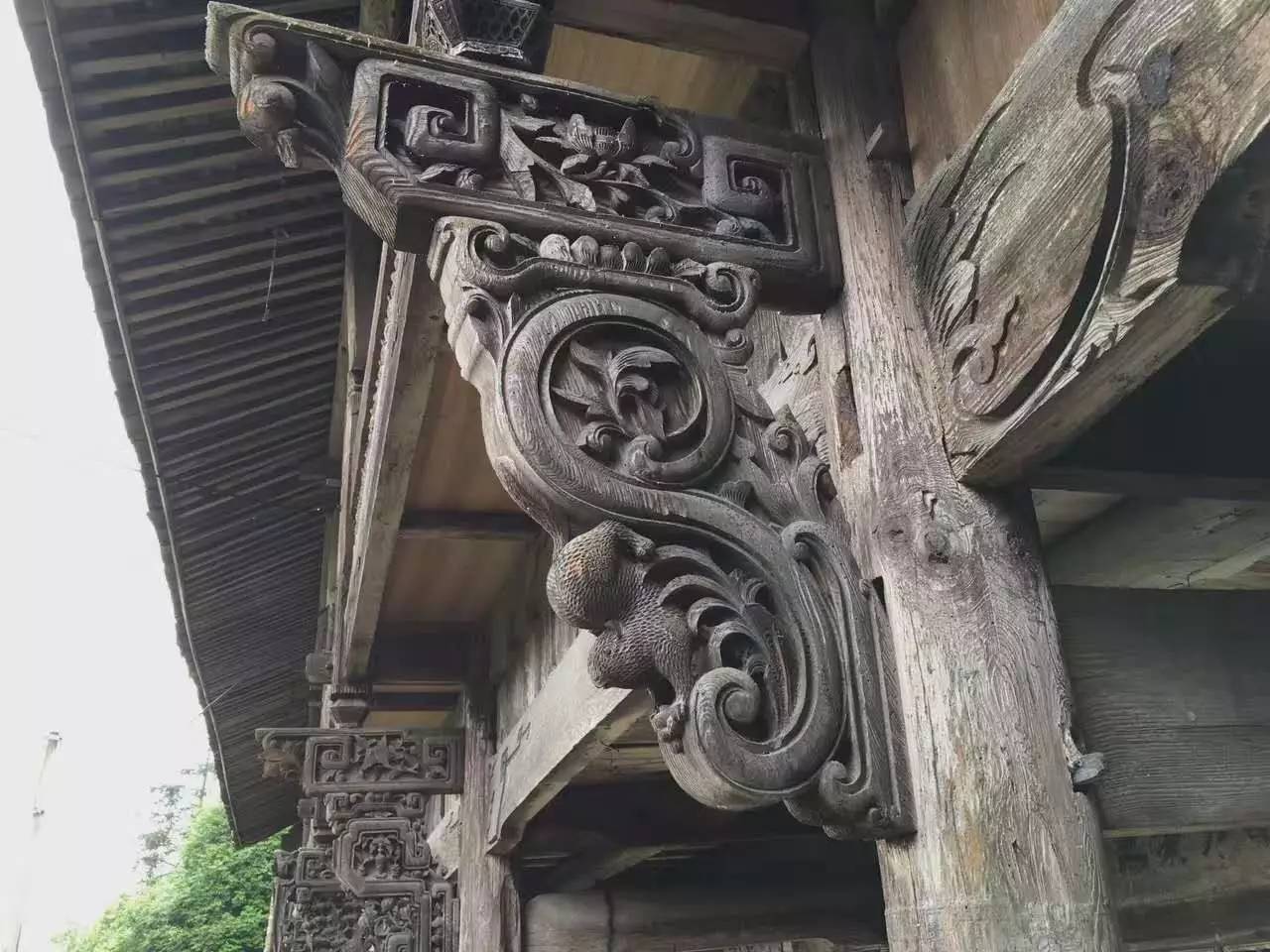 如隱·小佐居，半入溪水半入云