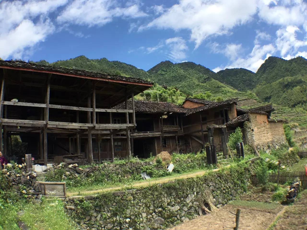 如隱·小佐居，半入溪水半入云