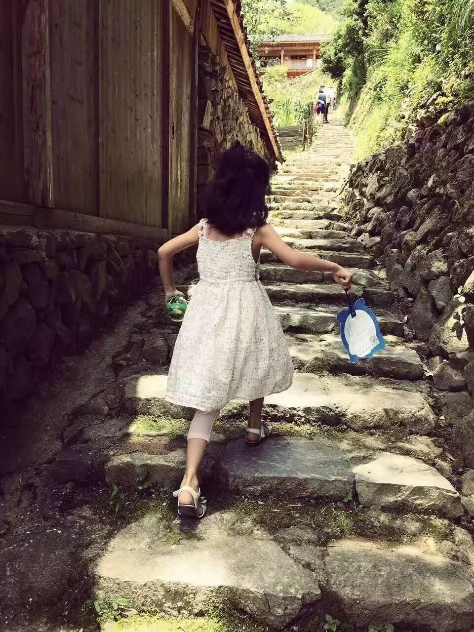 如隱·小佐居，半入溪水半入云