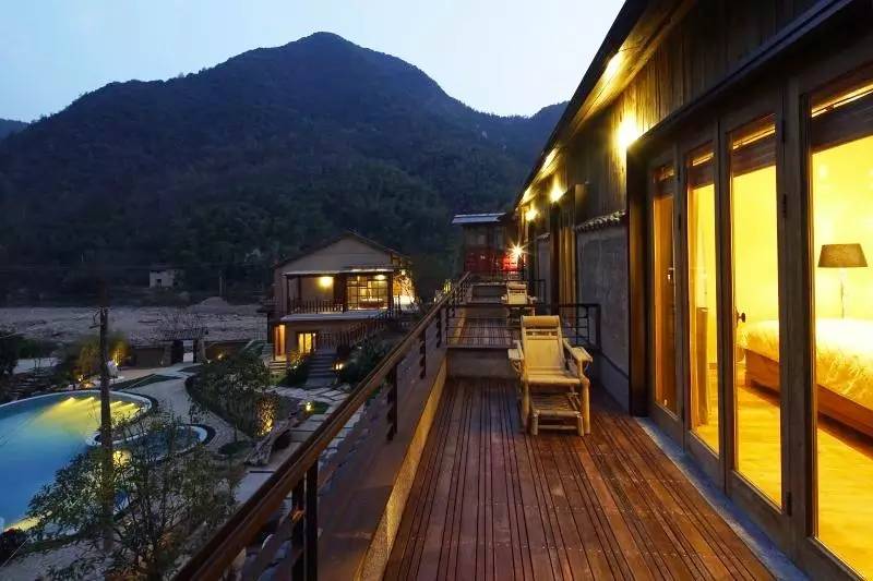靜廬瀾柵，青山綿綿溪水潺潺