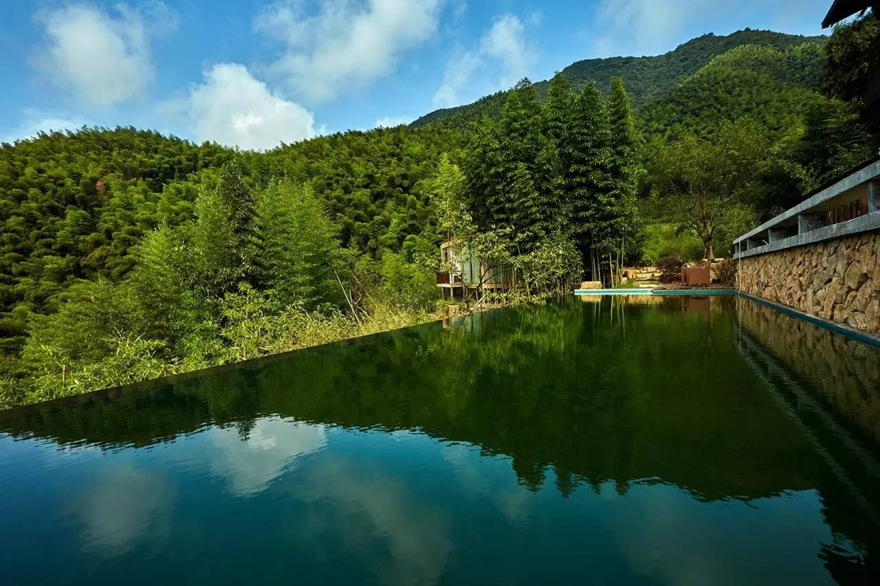 山中傳奇，800米高山無邊泳池