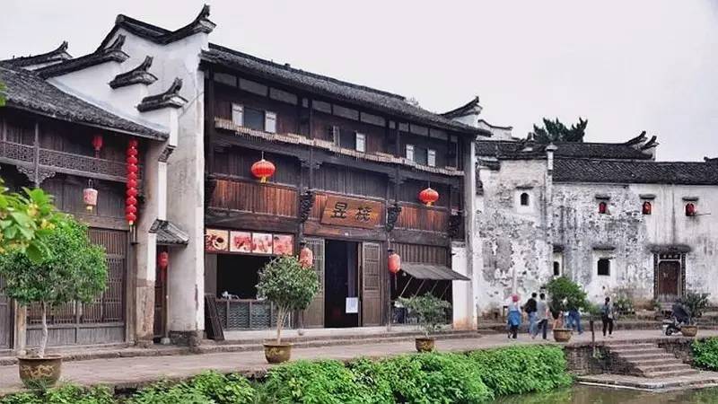 昱棧民宿，百年老宅里的星空泳池