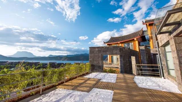 瀘沽湖新中式風(fēng)格民宿，等風(fēng)·半山