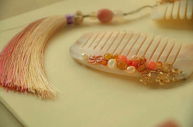 一組古風梳子飾品，品味古典韻味之美