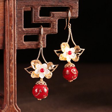 嬌艷花朵耳環(huán)：展現(xiàn)風情萬種的紅