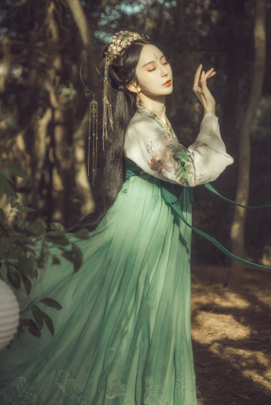 齊胸襦裙?jié)h服，仙女蓮花荷葉刺繡裙