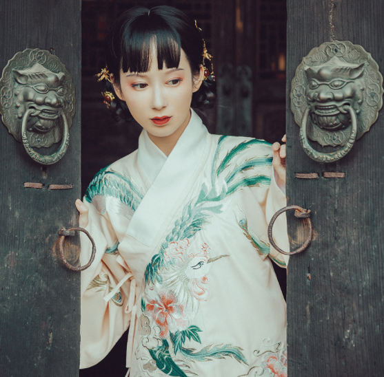 交領(lǐng)襖裙?jié)h服，改良琵琶袖馬面裙