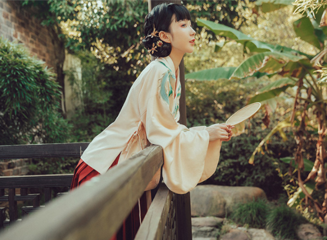 交領(lǐng)襖裙?jié)h服，改良琵琶袖馬面裙
