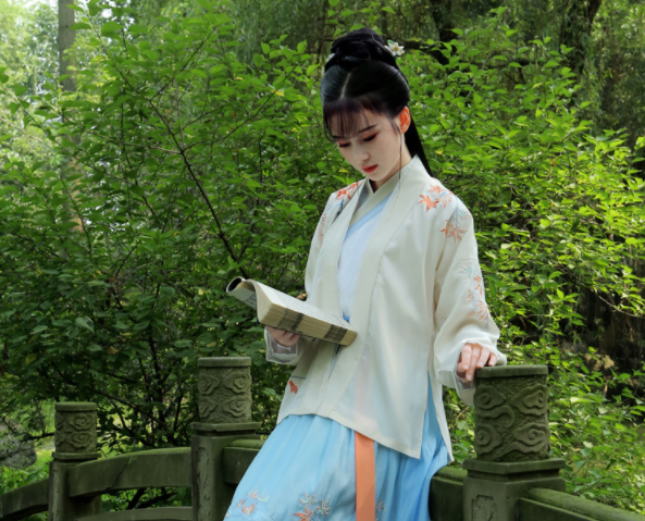 傳統(tǒng)漢服褙子褶裙，宋制繡花楓葉裙