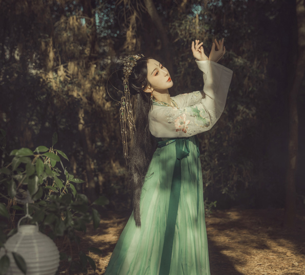 齊胸襦裙?jié)h服，仙女蓮花荷葉刺繡裙
