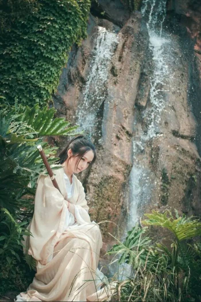 華裳佳人，著漢服踏春而行