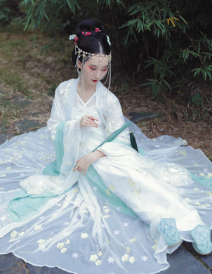 精美繡花漢服，端莊大氣漢服