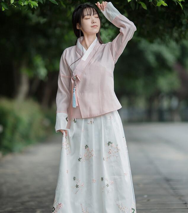 復(fù)古漢元素繡花漢服，交領(lǐng)漢服美女圖片