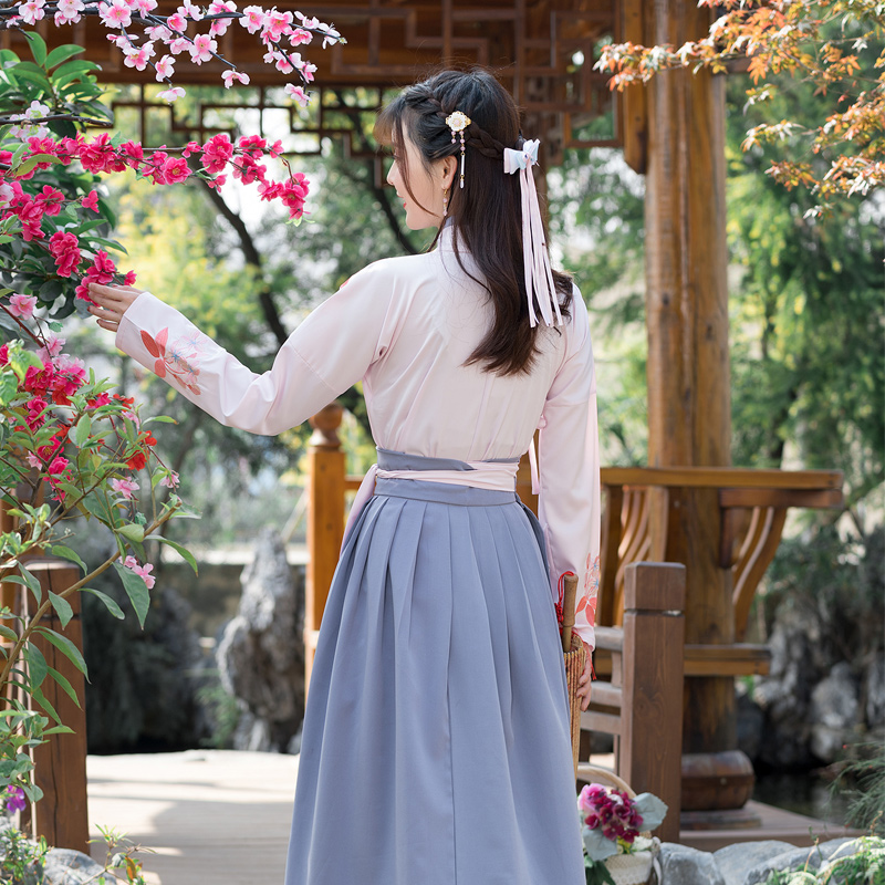日常改良交領(lǐng)刺繡漢服，優(yōu)雅民族風漢服圖片