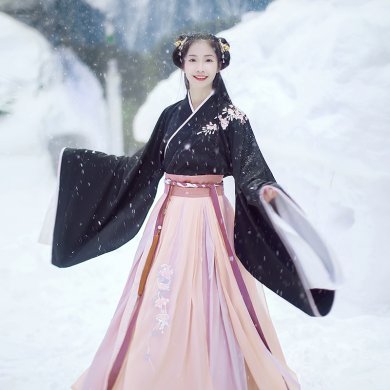 折扇刺繡大袖交領(lǐng)襦裙?jié)h服，端莊牡丹繡花漢服