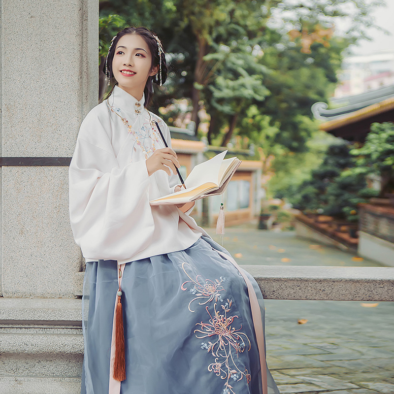 立領(lǐng)斜襟襖裙?jié)h服，淡雅脫俗菊花刺繡漢服