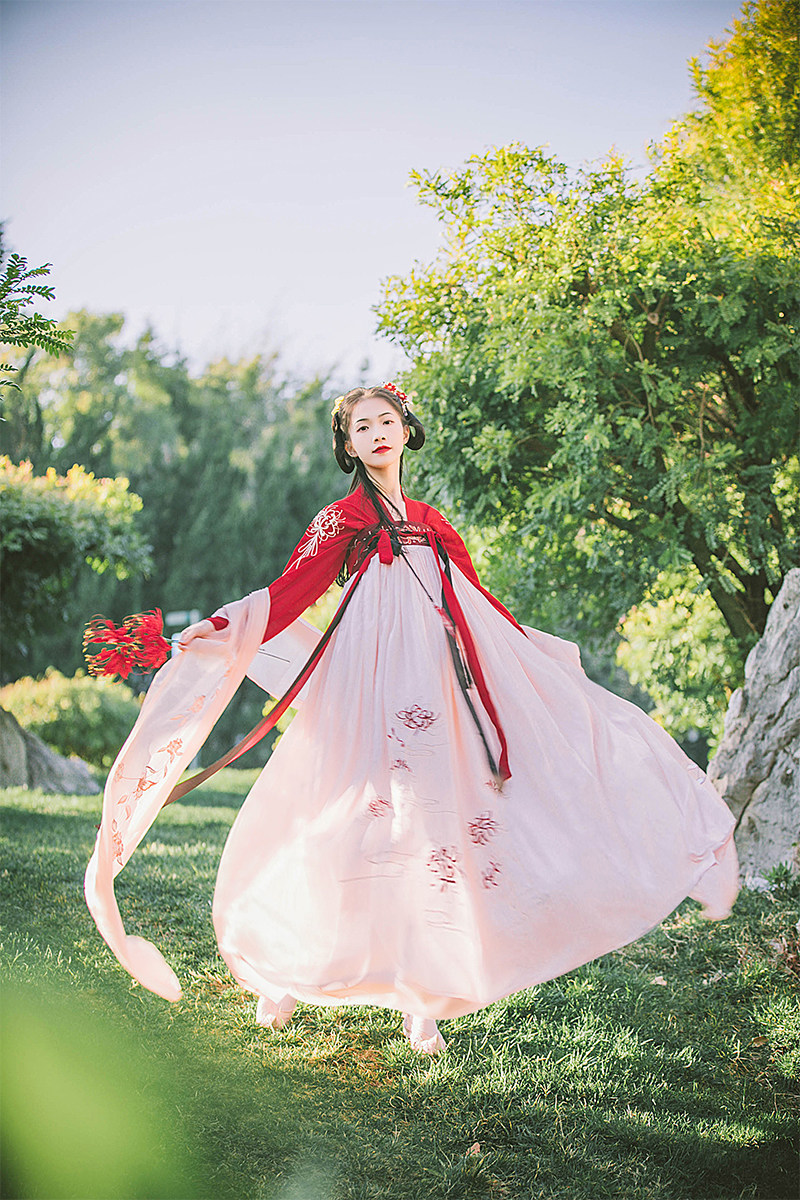 火紅彼岸花齊胸襦裙?jié)h服，日常春夏漢服圖片