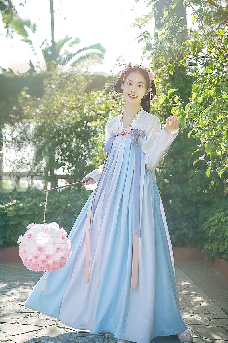 杏花林齊胸襦裙?jié)h服，清新配色花朵漢服圖片