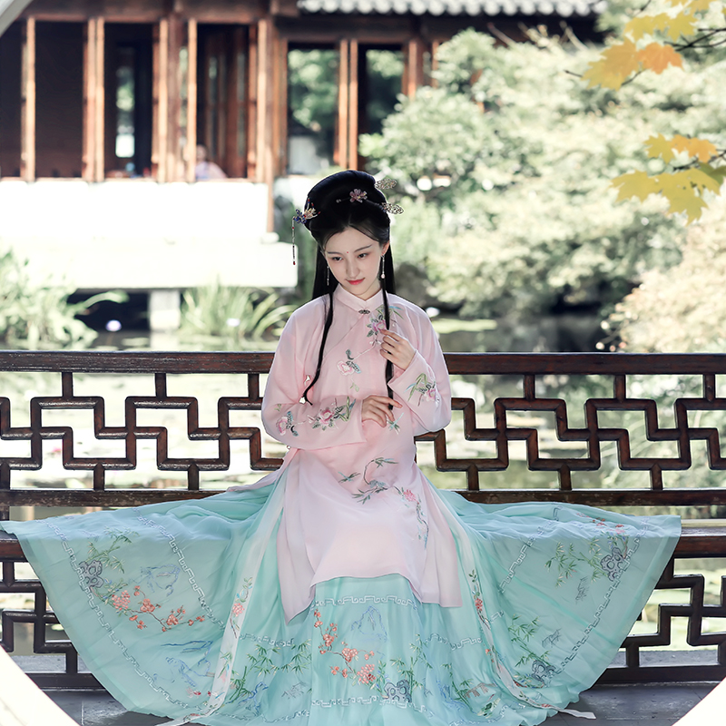 詩意韻味襦裙?jié)h服，淡雅刺繡立領(lǐng)古風(fēng)漢服
