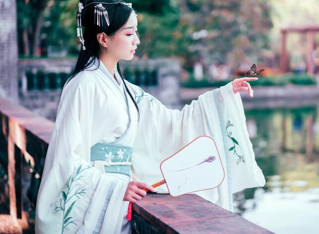 繡花漢服雙繞曲裾，雪紡大袖齊腰襦裙