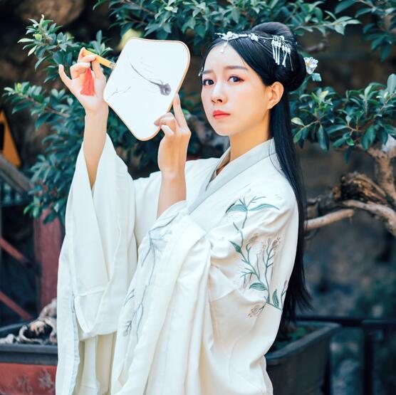 繡花漢服雙繞曲裾，雪紡大袖齊腰襦裙
