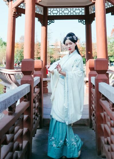 繡花漢服雙繞曲裾，雪紡大袖齊腰襦裙