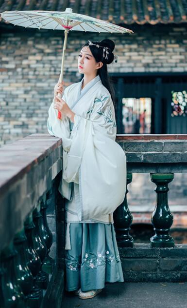 繡花漢服雙繞曲裾，雪紡大袖齊腰襦裙
