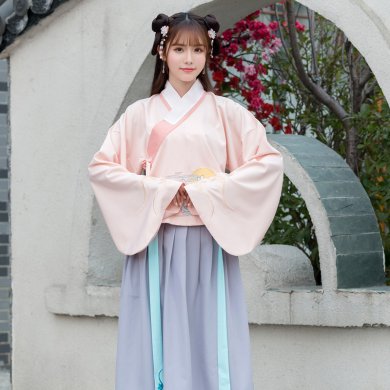 玉兔圖案傳統(tǒng)漢服，改良交領(lǐng)襖裙襦裙?jié)h服