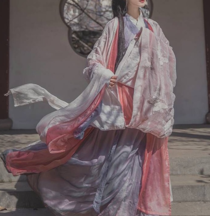 三款魏晉風(fēng)優(yōu)雅漢服，配上清新脫俗的你