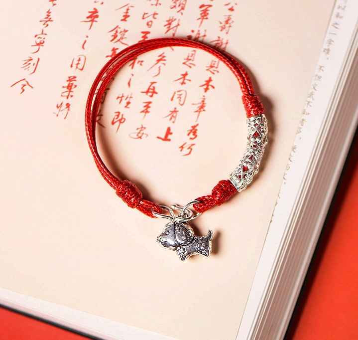雕花狗生肖手鏈，本命年紅繩銀手鏈飾品