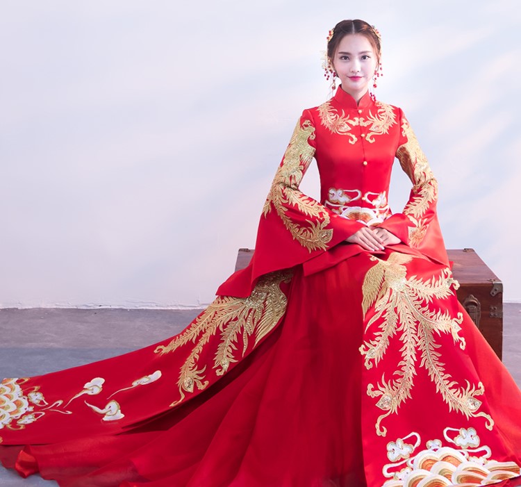 金色鳳凰刺繡新娘結(jié)婚禮服，奢華拖尾中式禮服