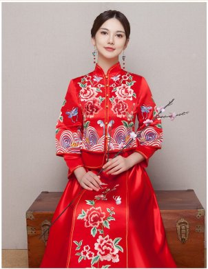 牡丹花刺繡新娘結(jié)婚禮服，波浪紋邊中式禮服
