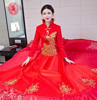 孔雀亮片繡花中式禮服，唯美新娘結婚禮服