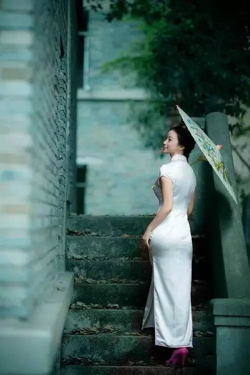 風(fēng)情萬(wàn)種的油畫(huà)旗袍女子！